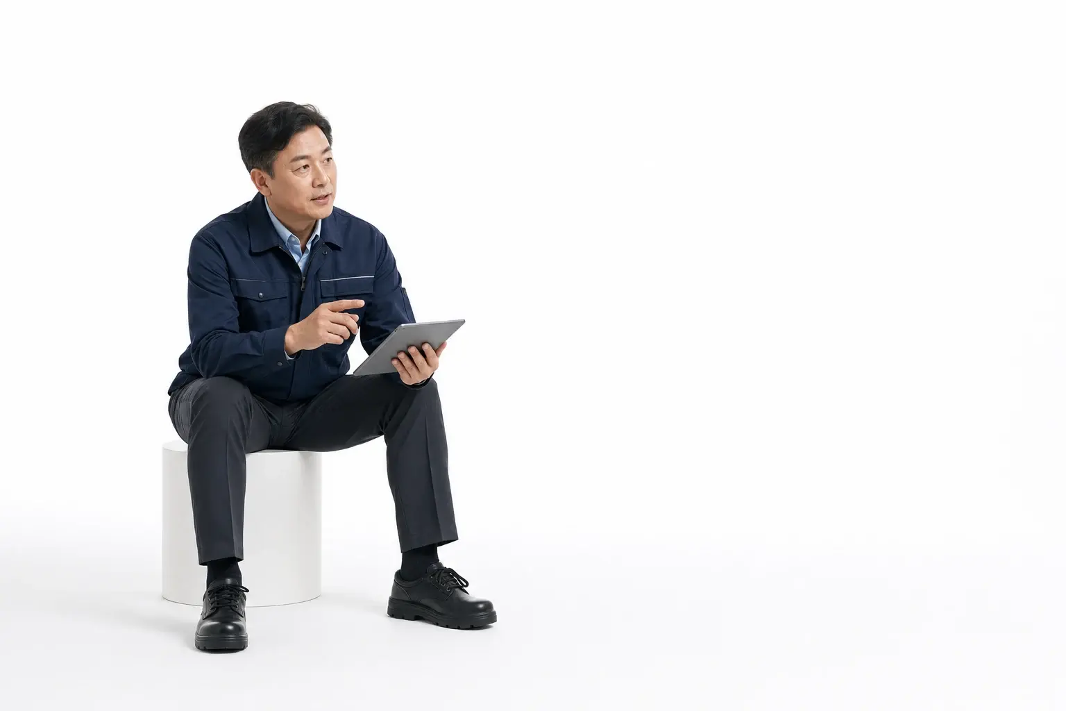 태블릿으로 생산 일정을 확인하는 제조 운영 책임자
